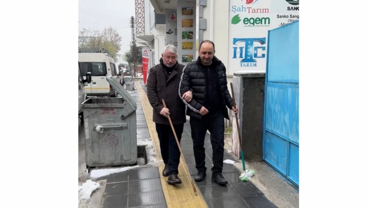 Belediye Başkanı Kaldırımdaki 'Duyarsızlığı' Böyle Gösterdi