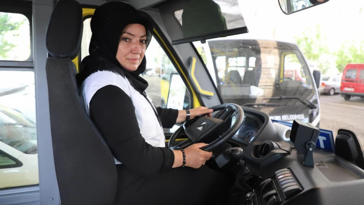 Belediye otobüsünde işini aşkla yapıyor