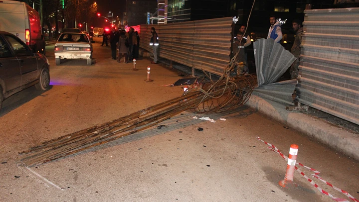 Beton demirleri yola düştü: 1 yaralı