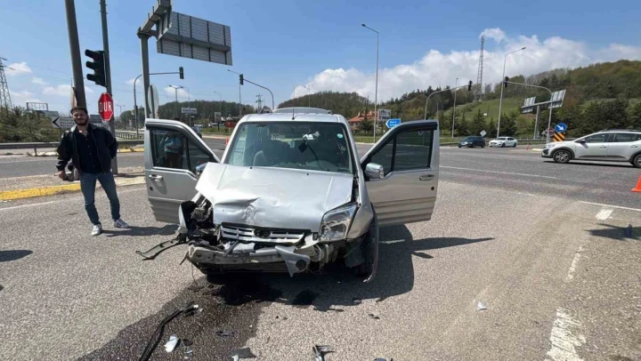 Hafif Ticari Araç İle Otomobil Çarpıştı: 10 Yaralı