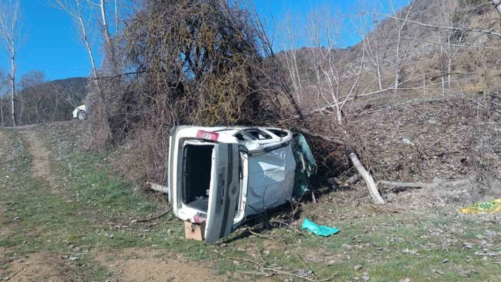 Araç Şarampole Uçtu: 2 Yaralı