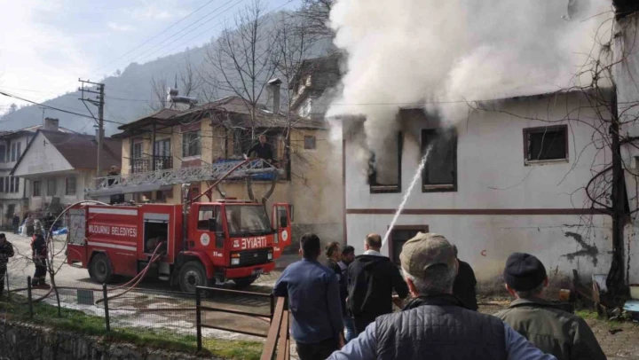 Bolu'da Korkutan Yangın, Alevler Yan Eve Sıçradı