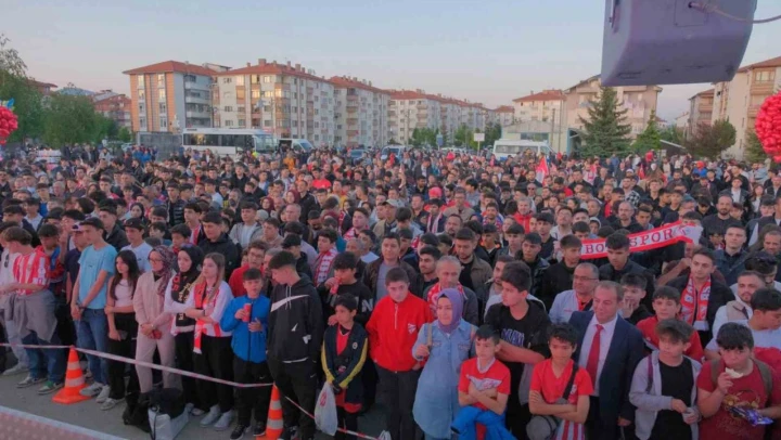 Boluspor-Bandırmaspor Maçını Yüzlerce Taraftar Dev Ekrandan İzledi