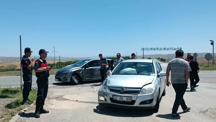 Çankırı'da iki otomobil çarpıştı: 1 yaralı