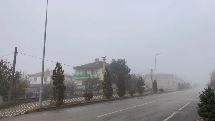Çankırı'da Yoğun Sis: D100'de Görüş Mesafesi 100 Metreye Kadar Düştü