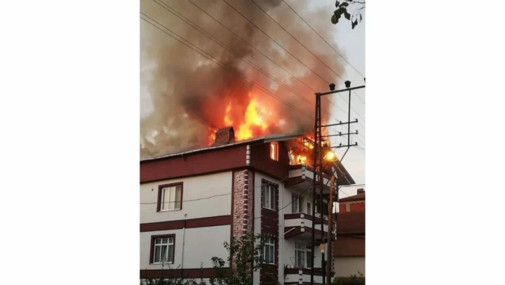 Çatıda çıkan yangın korkuttu