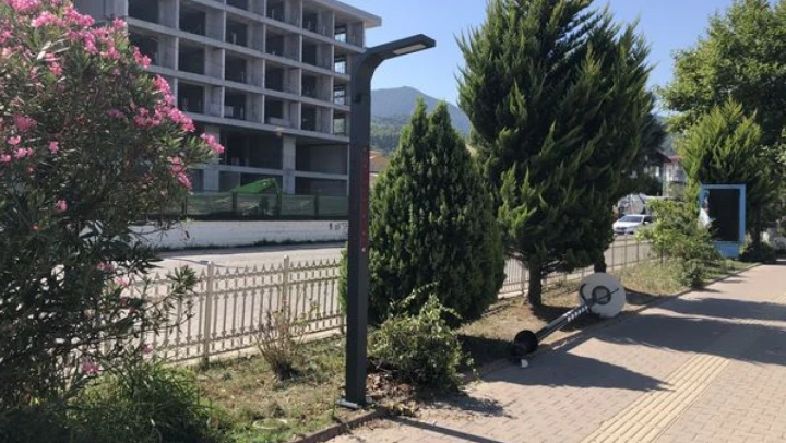 Cide'de aydınlatma direkleri montaj ediliyor