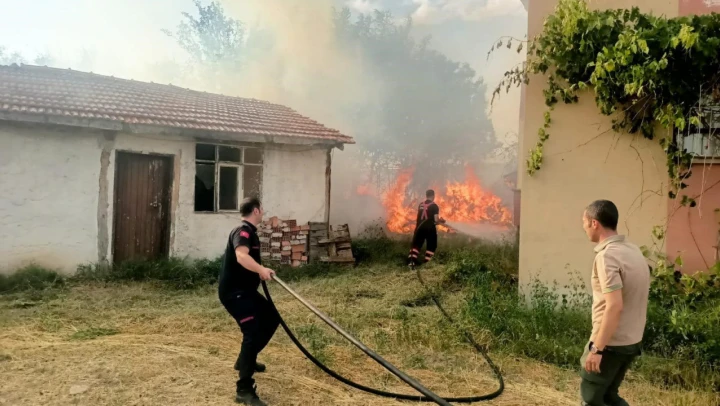 Çıkan yangında odunluk küle döndü