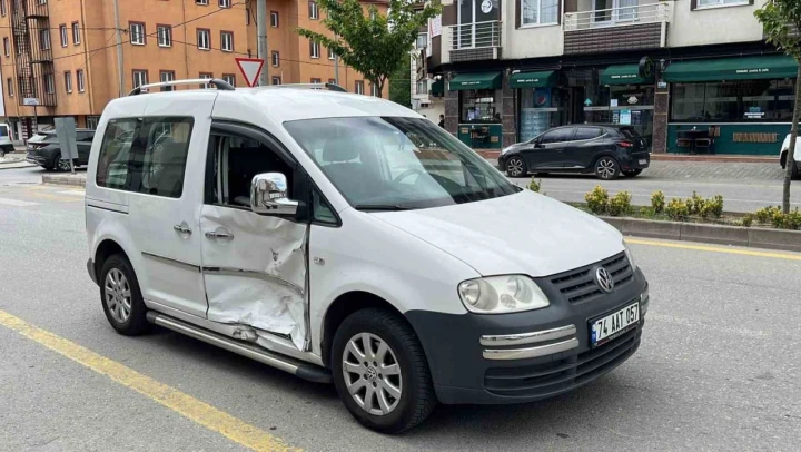 Cip ile Hafif Ticari Araç Çarpıştı: 1 Yaralı