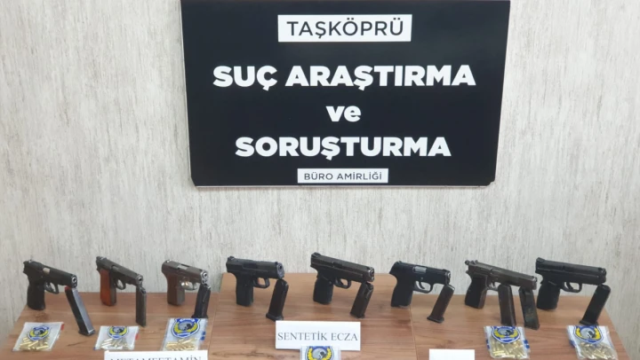 Çok sayıda silah ve uyuşturucu ele geçirildi