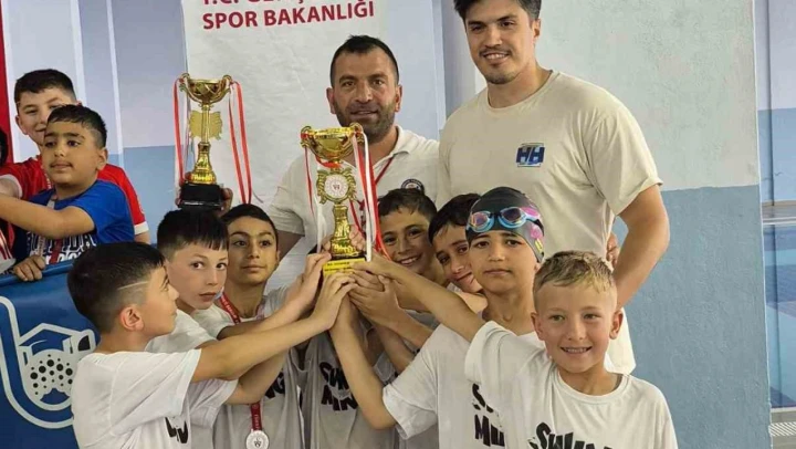 Çorum'da Düzenlenen Yüzme Yarışında Minik Sporcular Kıyasıya Yarıştı
