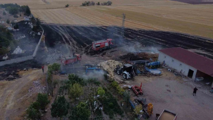 Çorum'da Elektrik Direğinden Çıkan Kıvılcım Yangına Sebep Oldu