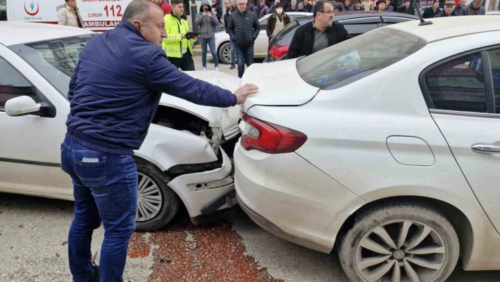 Çorum'da İki Otomobil Çarpıştı: 1 Yaralı