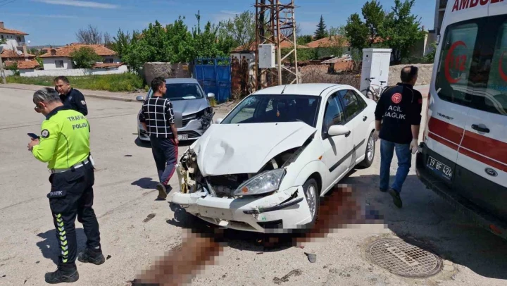 Çorum'da İki Otomobil Çarpıştı: 8 Yaralı
