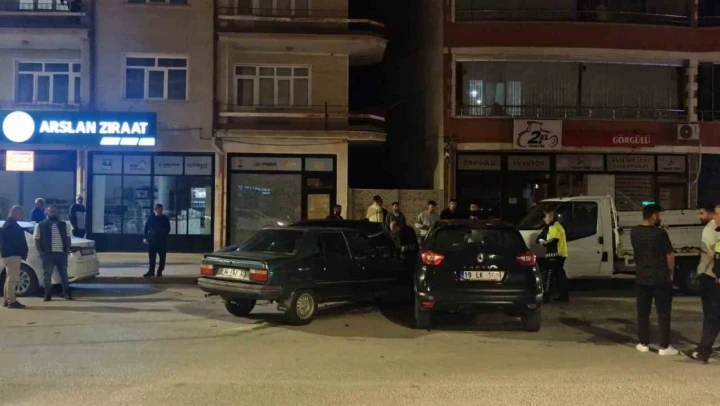 Çorum'da 2 Otomobil Çarpıştı: 1 Yaralı