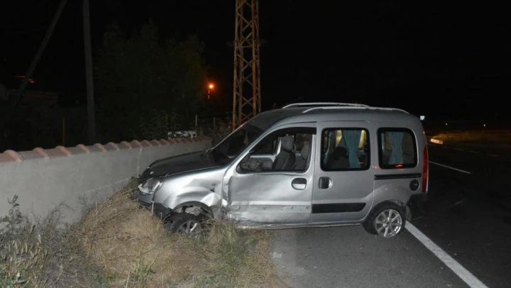 D-100'de iki araç çarpıştı: 3 yaralı