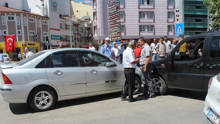 D-100'de otomobil ile TIR çarpıştı: 4 yaralı