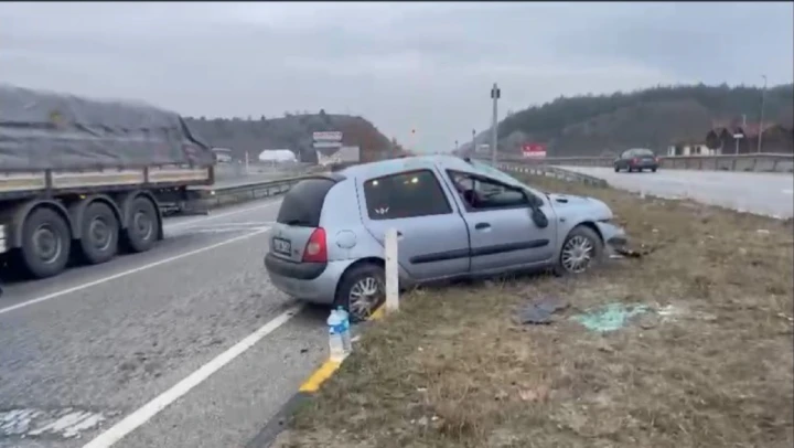 Otomobil Bariyerlere Çarptı
