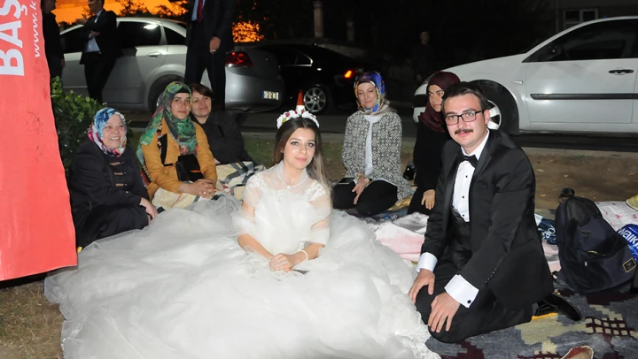 Demokrasi nöbetine gelin-damat ziyareti