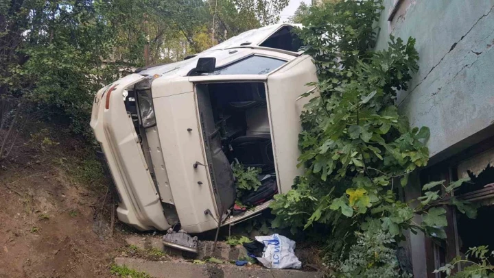 Minibüs Devrildi: 7 Çocuk Yaralandı