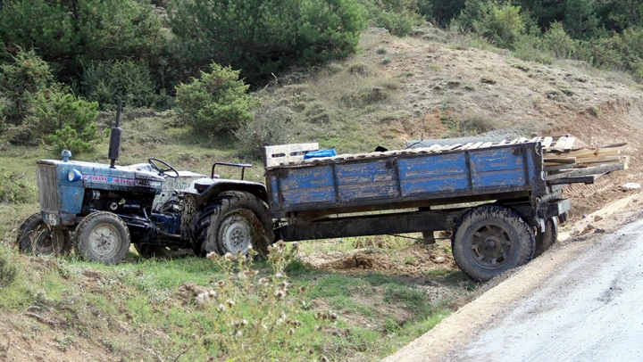 Devrilen traktörden atladı 1 yaralı