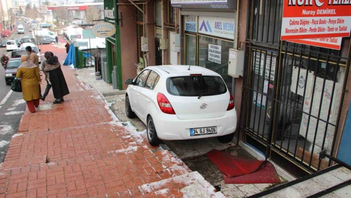 Dik Yokuşta Kontrolden Çıktı, Merdivenlerde Askıda Kaldı