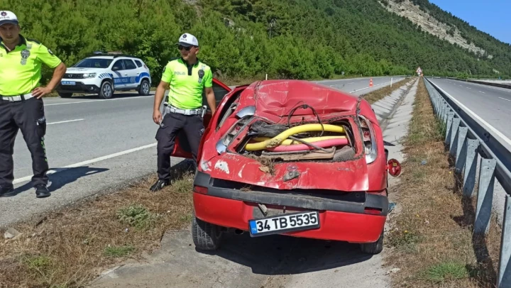 Direksiyon hakimiyetini kaybeden sürücü bariyerlere çarptı