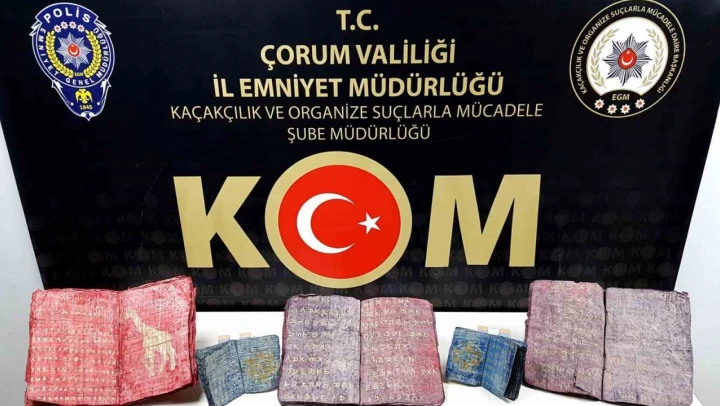 Durdurulan Araçta 5 Adet El Yazması Eser Ele Geçirildi