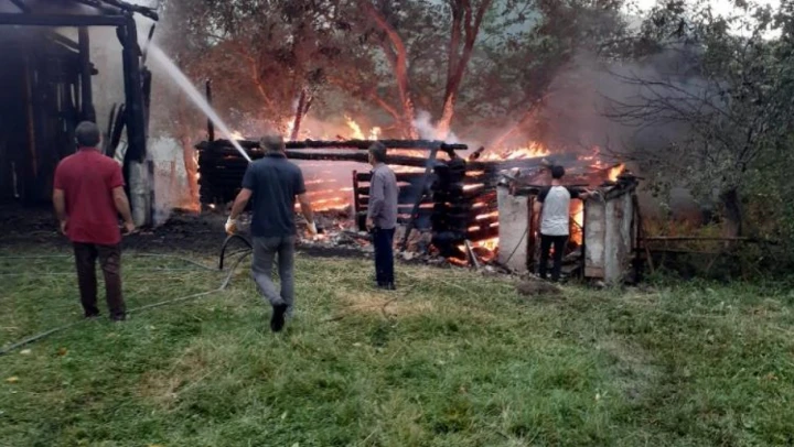 Düşen yıldırım 600 balya samanı kül etti