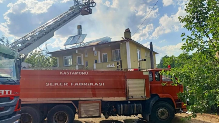 Evin çatısı yandı