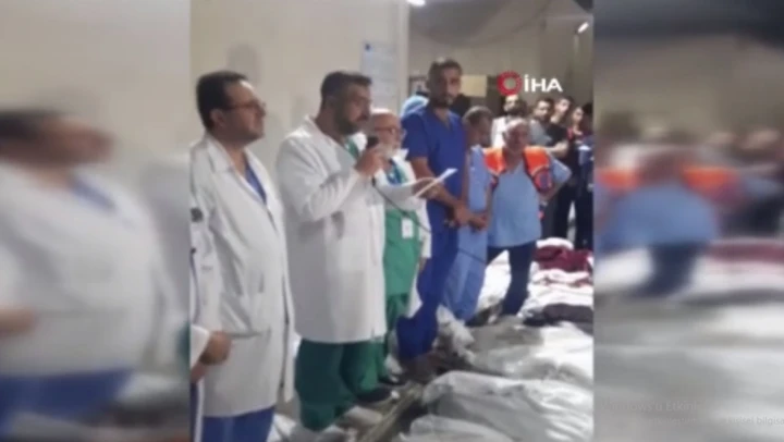 Filistinli doktor cenazelerin arasında basın açıklaması yaptı