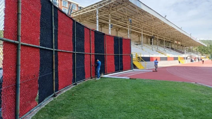 Gazi Stadı kırmızı-siyah