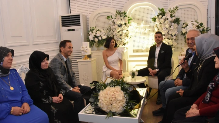 Gökhan Öz ve Esra Bozak Nişanlandı
