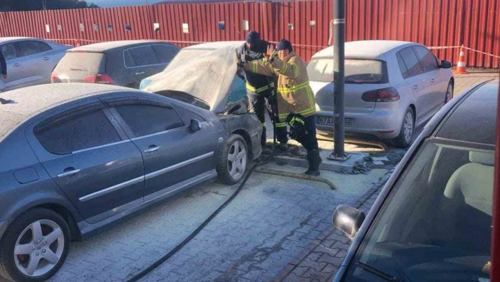 Hastane Bahçesinde Park Halindeki Otomobil Alev Aldı