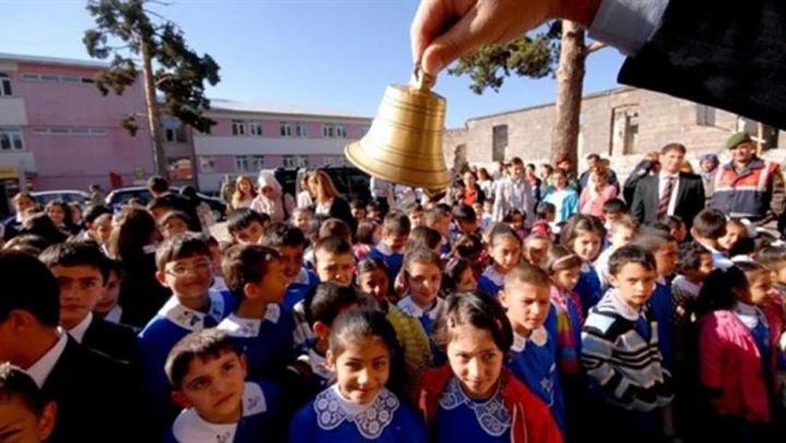 Haydi çocuklar okula, ders zili çalıyor