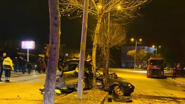 Hurdaya dönen araçtan sağ çıktı