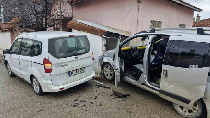 Çorum'da 2 Araç Çarpıştı
