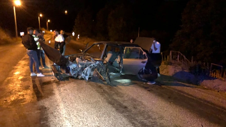 İki otomobil kafa kafaya çarpıştı: 7 yaralı