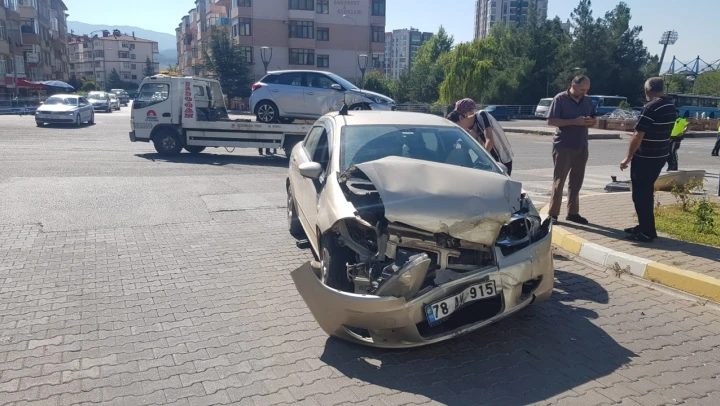 İki otomobil kavşakta çarpıştı