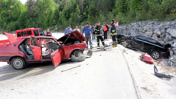 Ilgaz'da kafa kafaya çarpıştılar: 1'i ağır 4 yaralı