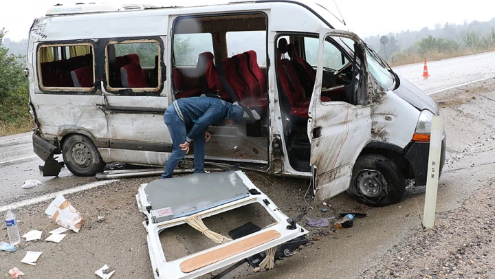 İşçi minibüsü devrildi 16 YARALI