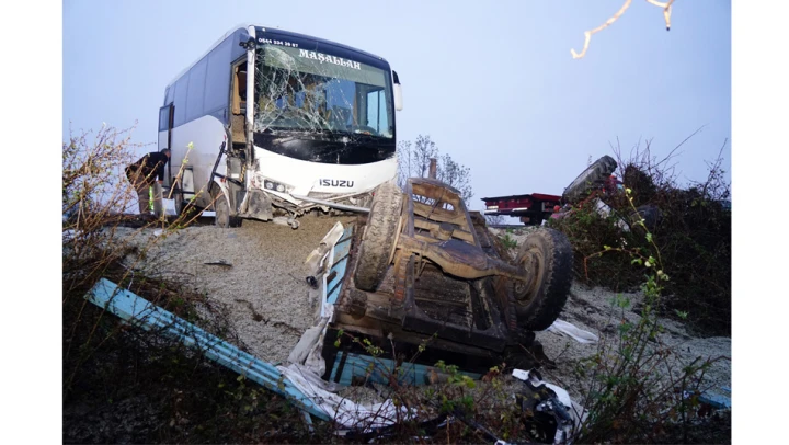 İşçileri taşıyan otobüs ile traktör çarpıştı: 12 YARALI