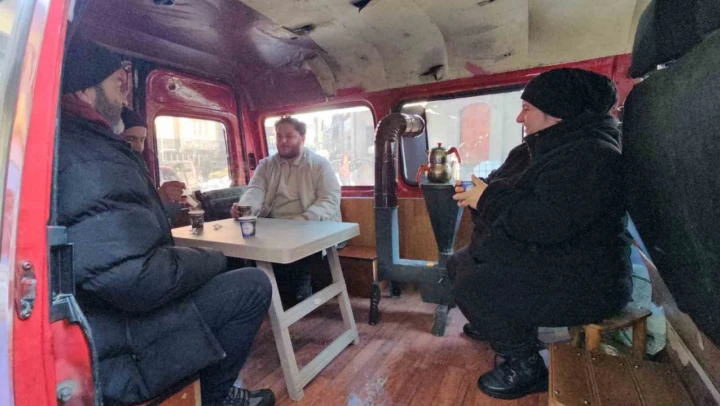 Minibüse Kurdukları Soba İlgi Odağı Oldu
