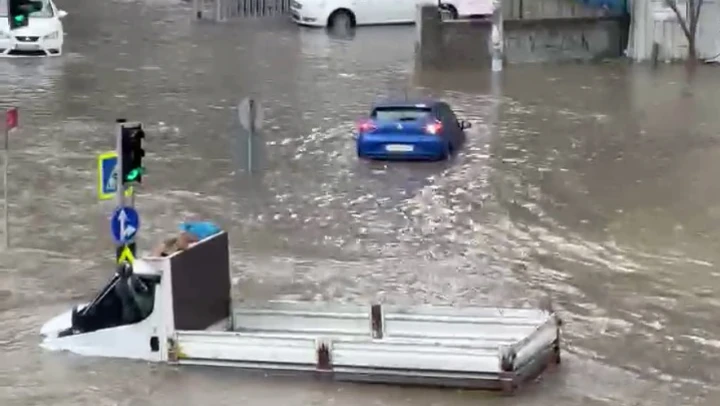 İstanbul'da sağanak yağış! Caddeler göle döndü