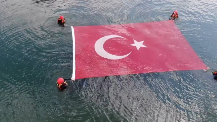Gölün İçinde Türk Bayrağı Açtılar