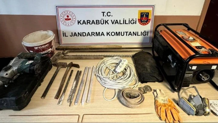Kaçak Kazı Yapan 5 Kişi Jandarmaya Yakalandı