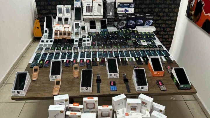 Çok Sayıda Telefon Ve Elektronik Eşya Ele Geçirildi