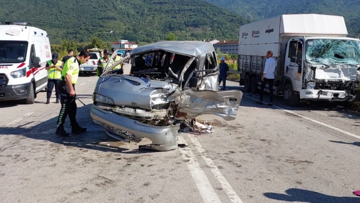 Kamyonet ile panelvan minibüs çarpıştı, 4 kişi yaralandı