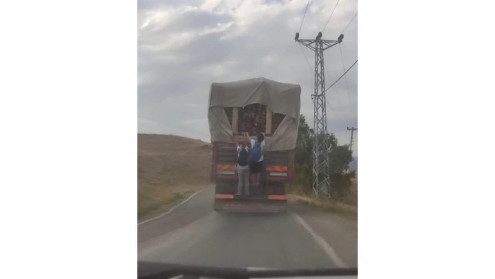 Kamyonun arkasında tehlikeli yolculuk