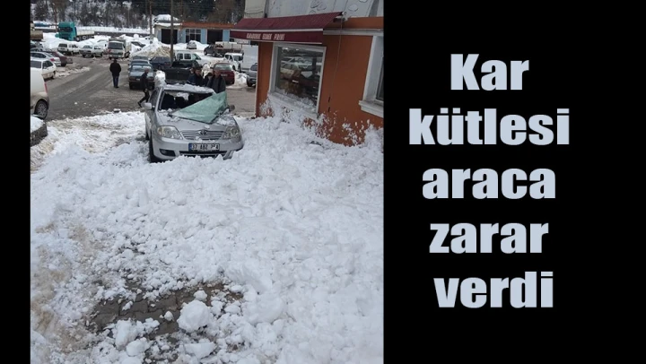 Kar kütlesi araca zarar verdi